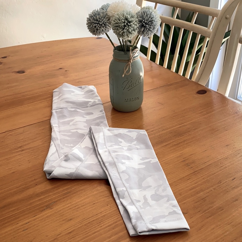 Lululemon NWOT camouflage size 4 leggings.